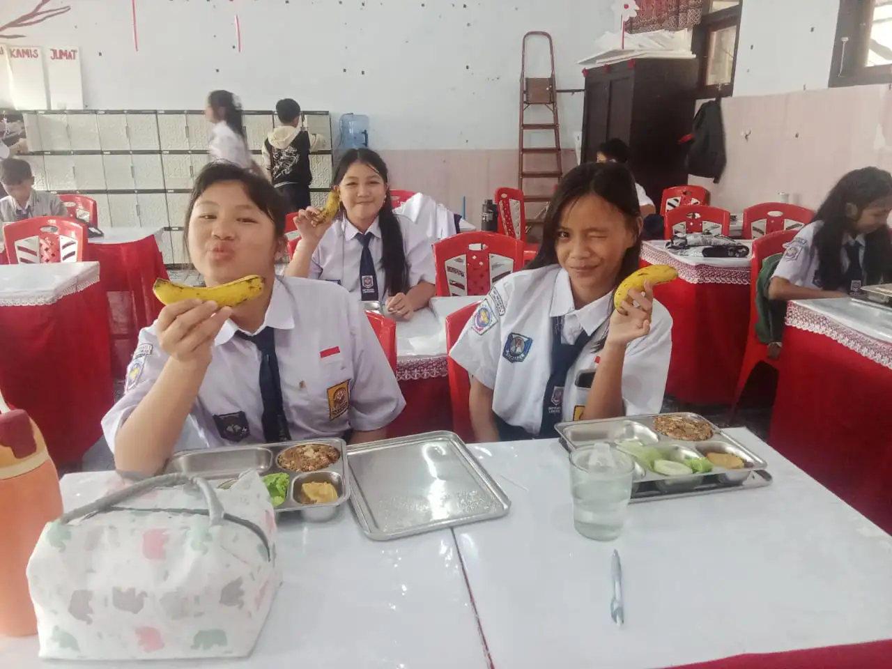 Polsek Langowan Barat Monitor Penyaluran Makanan Sehat Bergizi Gratis untuk Pelajar Se-Langowan Raya